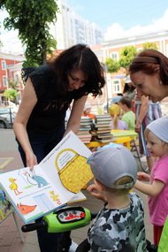 Книжная радуга на Московской улице